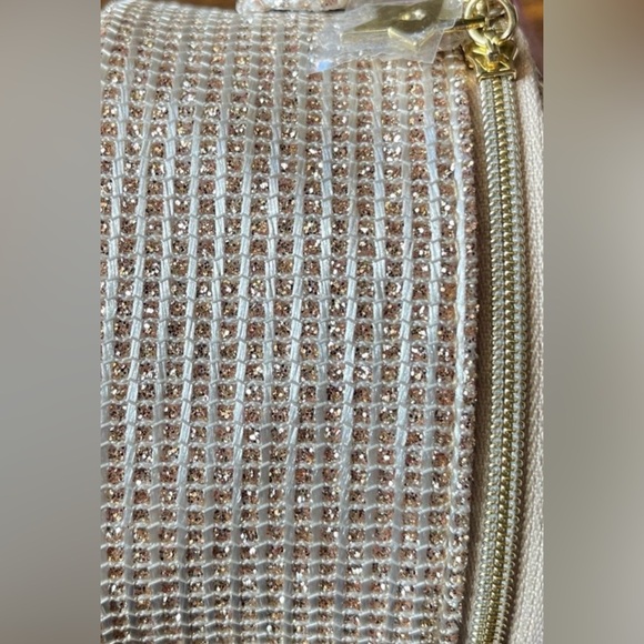 CHRISTIAN DIOR SPARKLING GOLD BEAUTY BAG GWP
PURCHASED PEARL CHAIN & EARRINGS - Picture 8 of 14